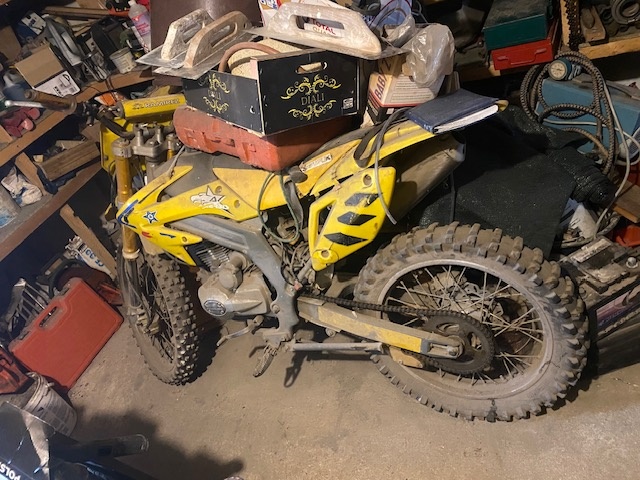 Predám moto 250 replika suzuki + výstroj