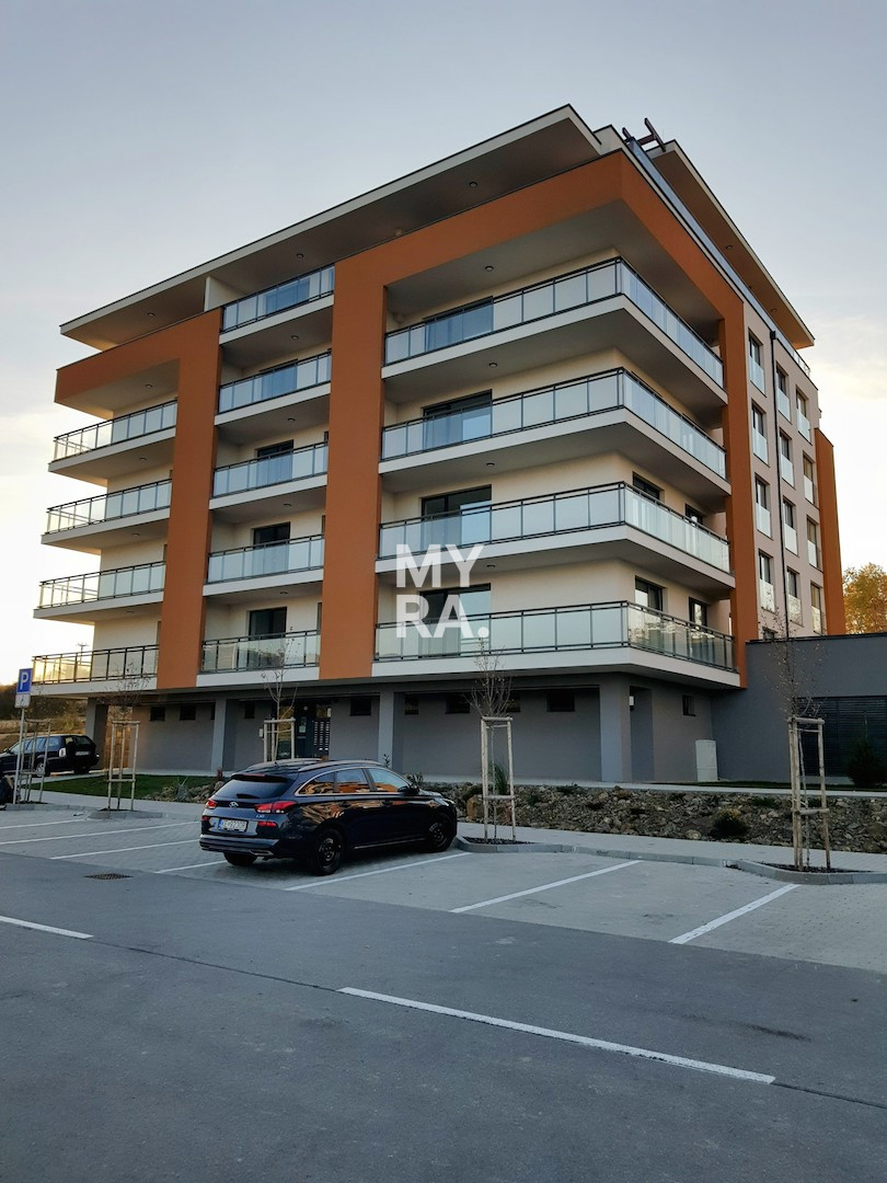 Priestranný 3-izbový byt v novostavbe, 2 x parking, komora a - 4