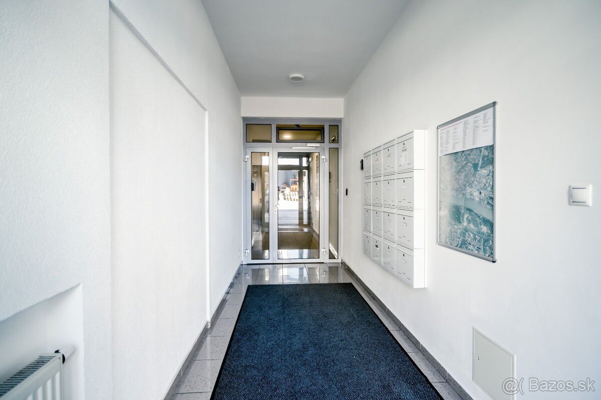 Reprezentatívna polyfunkčná budova so skladom a parkovaním v - 4