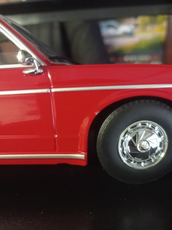 Tatra 613 1:18 Triple9 - 4