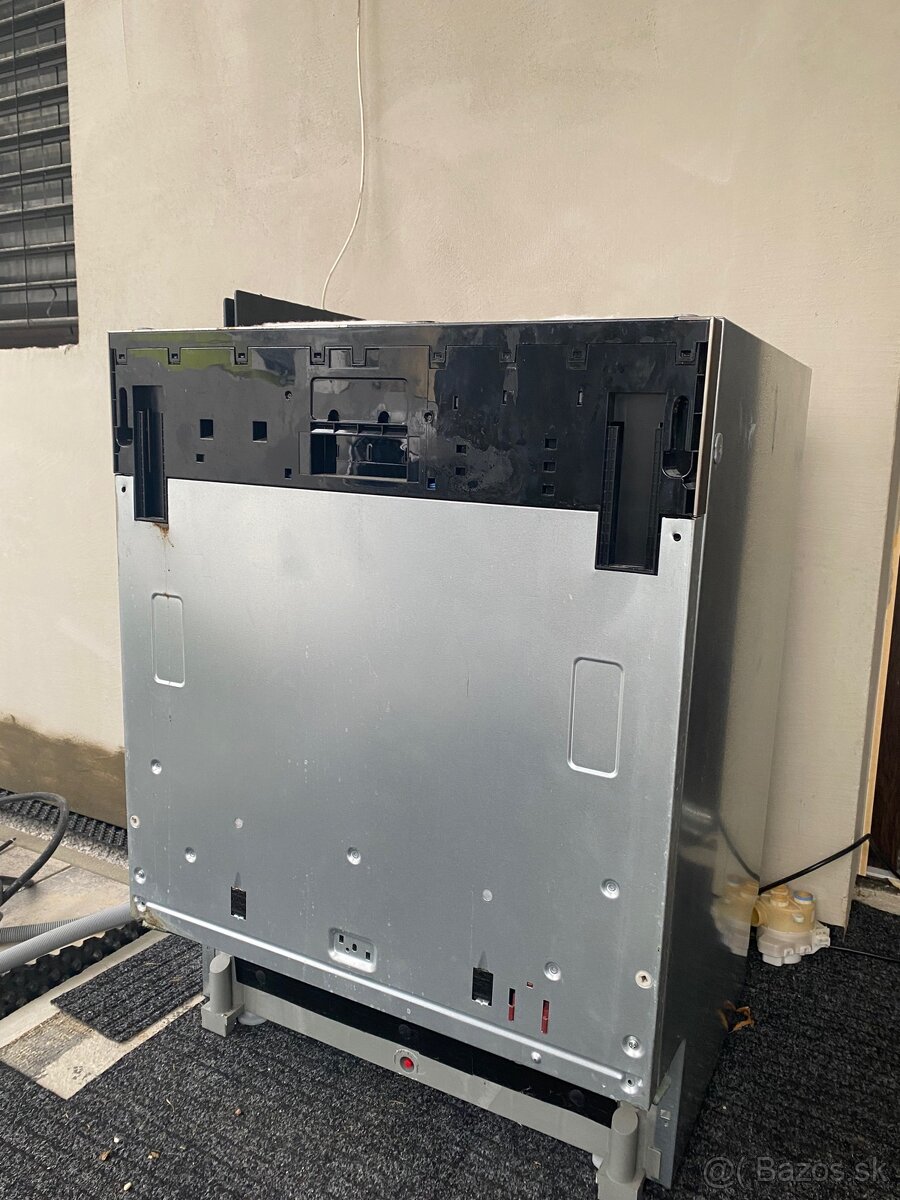 Predám vstavanú umývačku riadu 60cm Whirlpool WCIP 4O41 PFE - 4