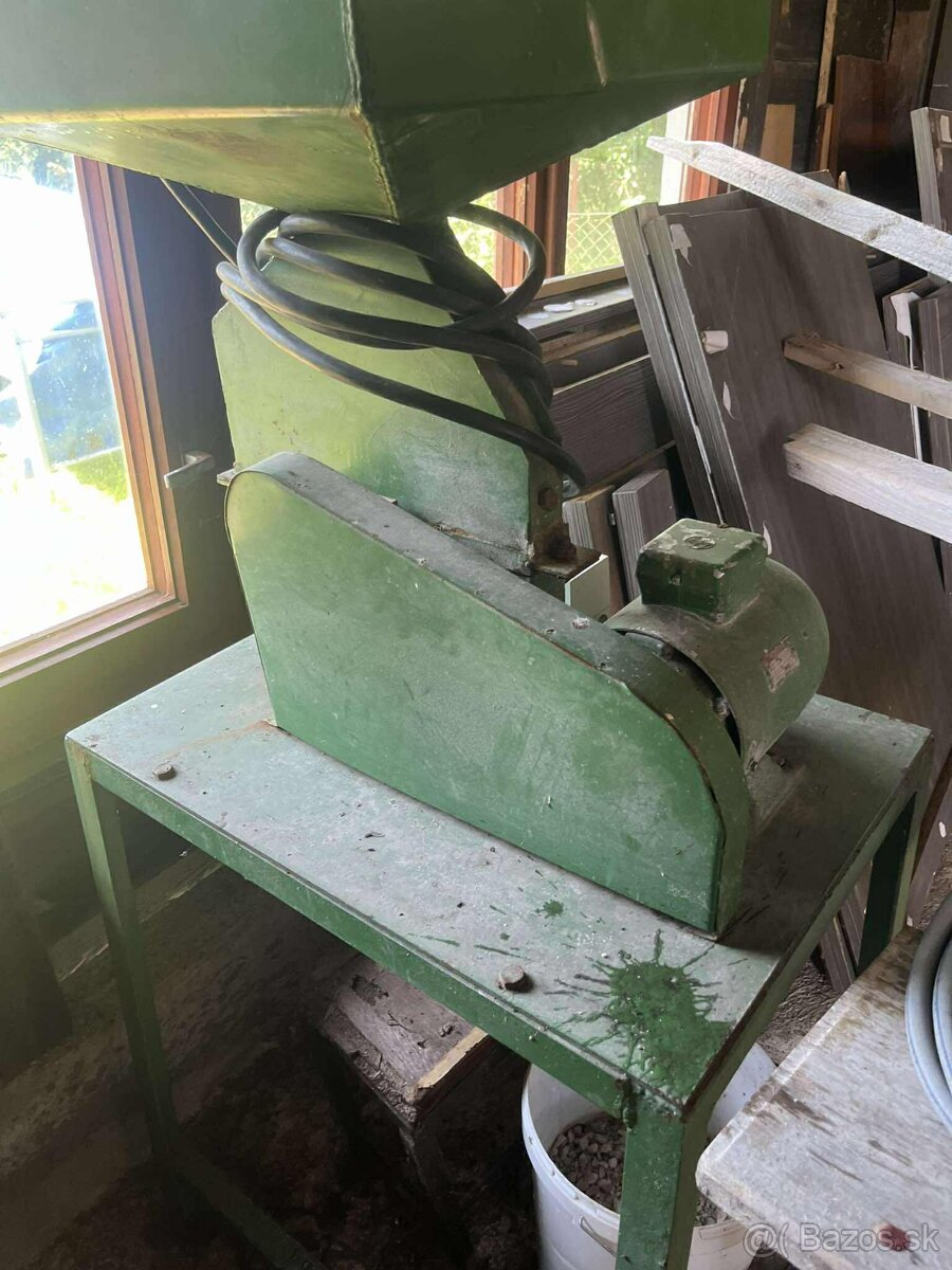 Predám elektrický mlynček na obilie / krmivo - 4