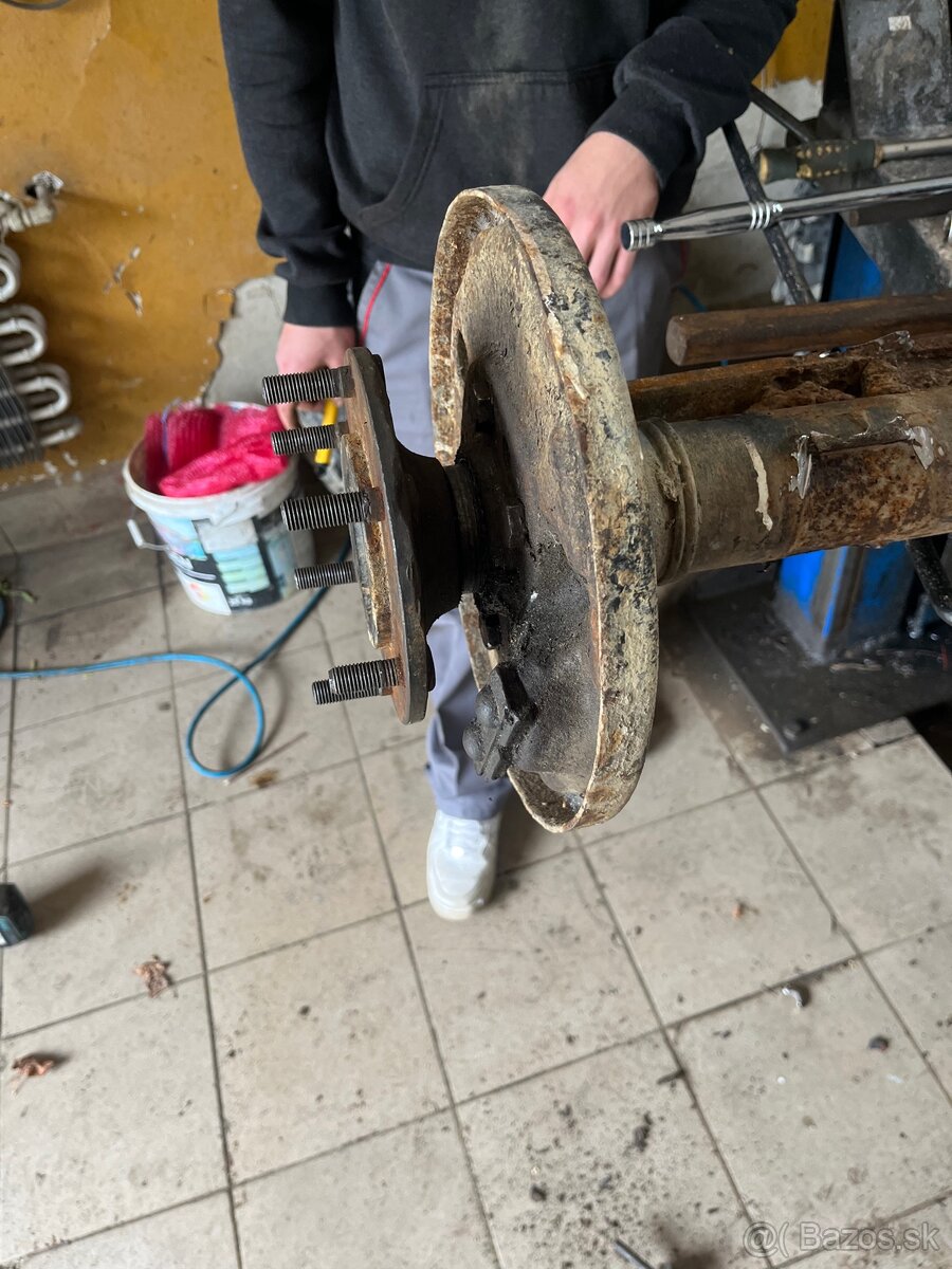 Zadná hnacia náprava Ford aj s diskami - 4