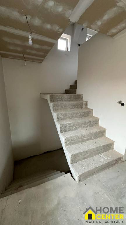PREDAJ : RODINNÝ DOM, KOMÁRNO - NOVÁ STRÁŹ - 4