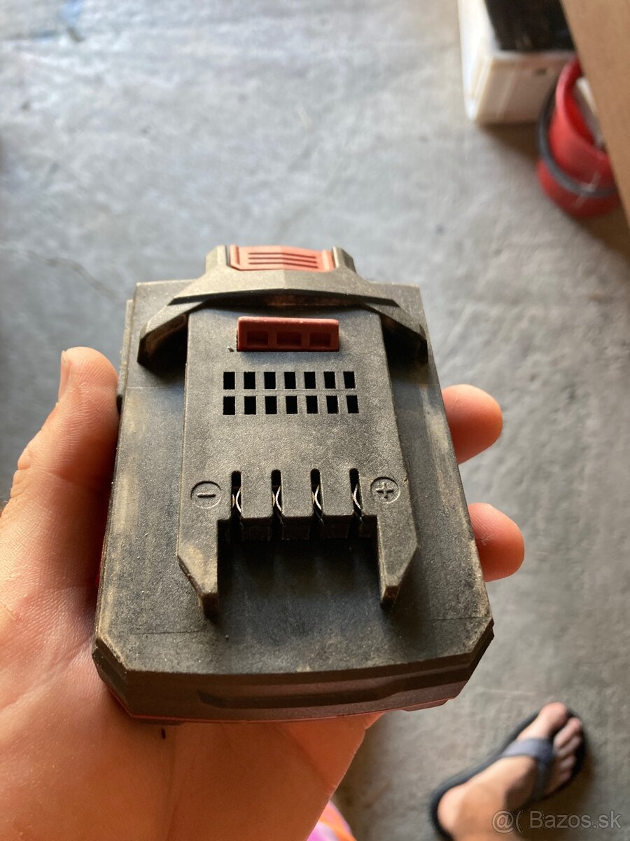 HECHT nabíjačka + baterky - 4