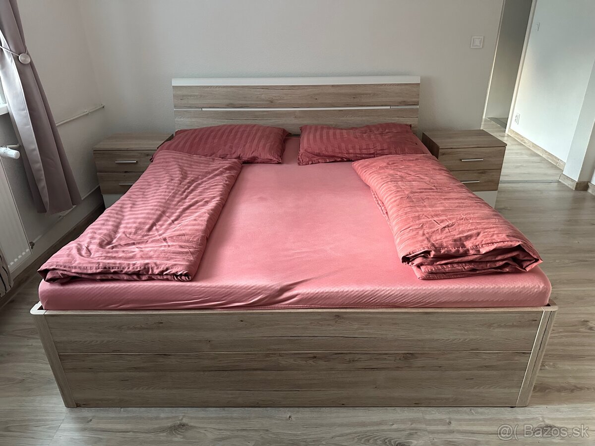 Posteľ s nočnými stolíkmi - 4