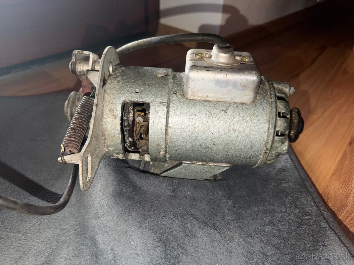 Motor MEZ NÁCHOD, typ EK3L8 135W 220V - 4
