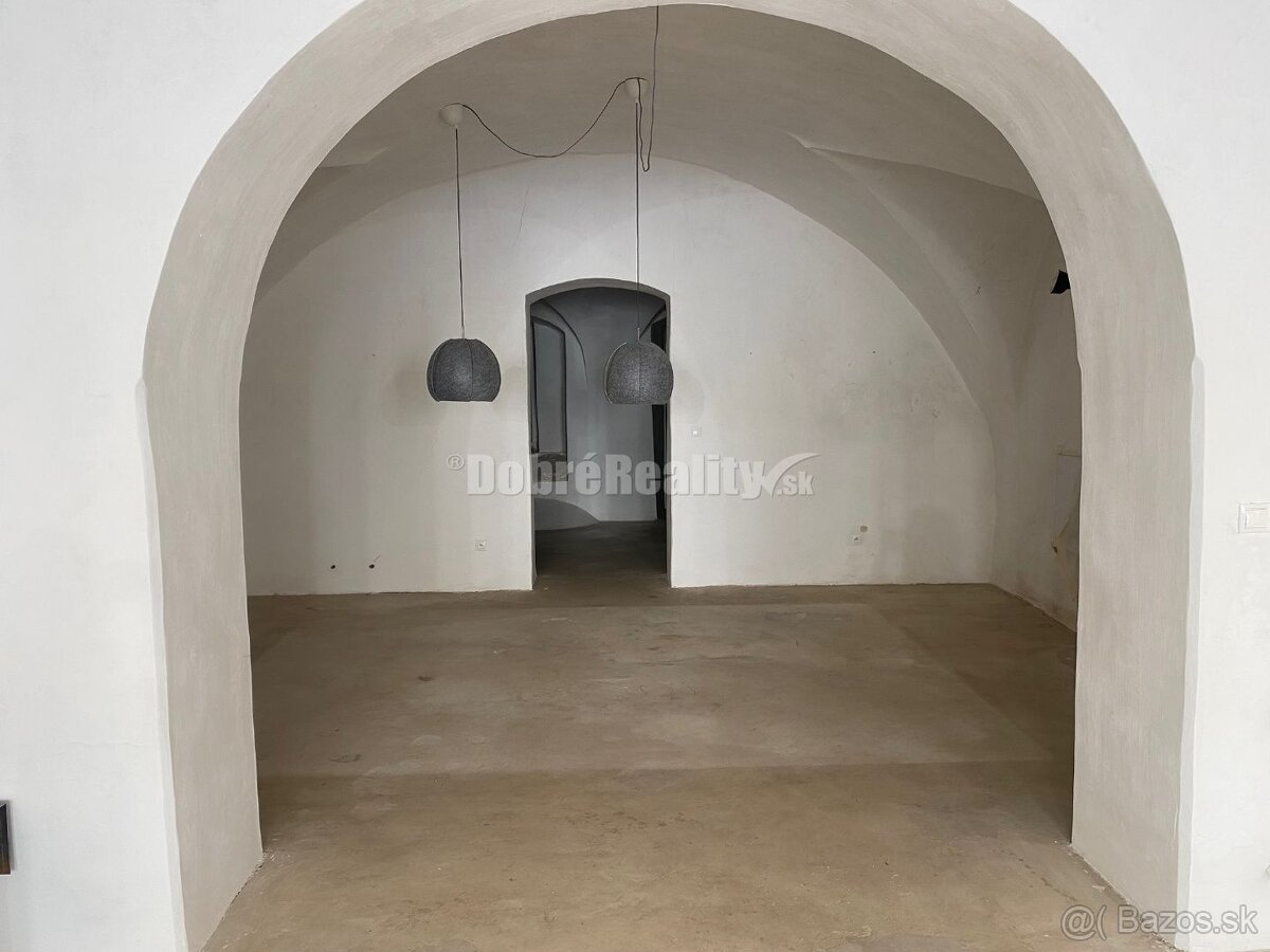 Na prenájom obchodný priestor v historickom centre mesta Ban - 4