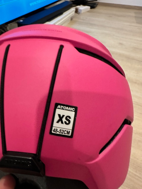 Predám dievčenskú lyžiarsku prilbu s visorom veľkosť XS (48- - 4