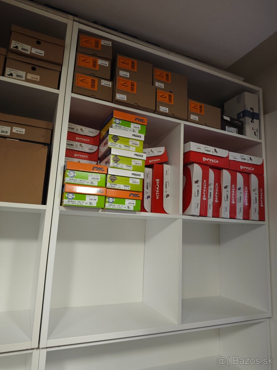 Regály - so sklenenými policami - 4