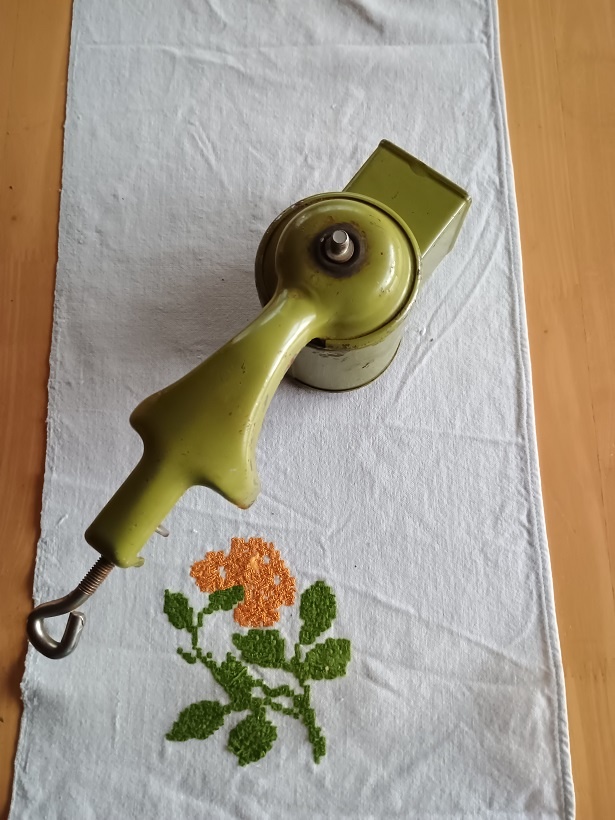 Mlynček na orechy. - 4