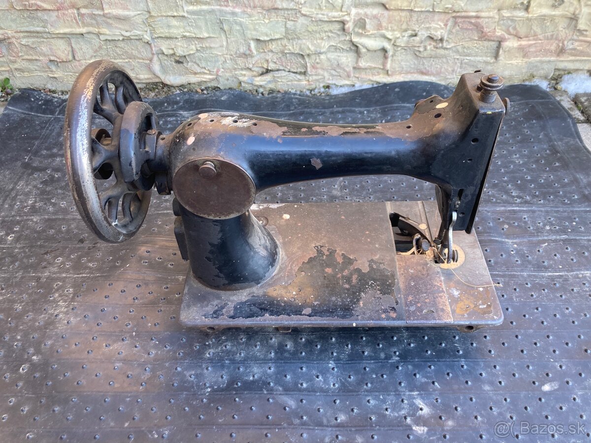 Starý šijací stroj PFAFF - 4