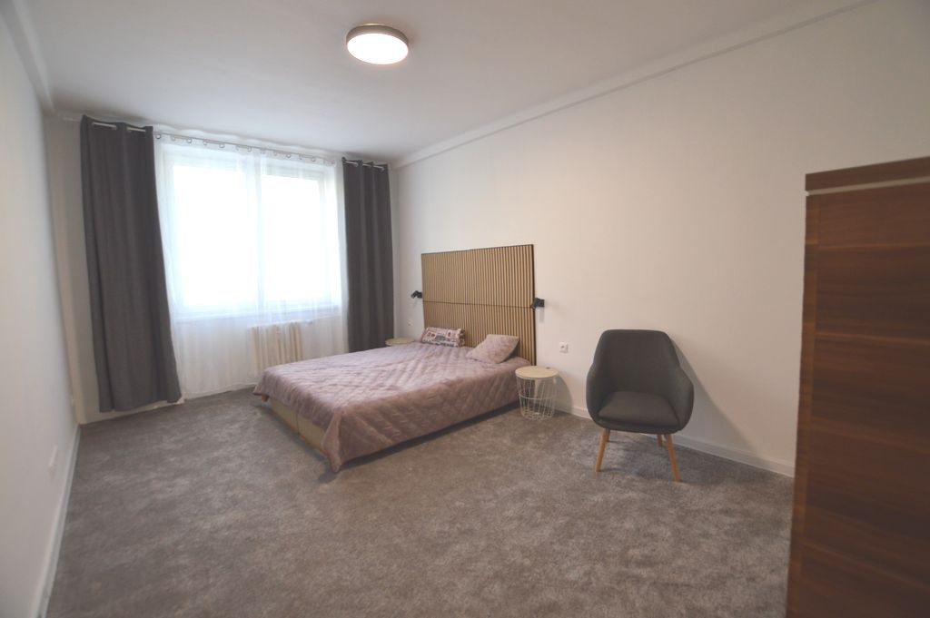 Na prenájom 2izb, Košická, 60m2, p.1./4, po rekonštrukcii, i - 4