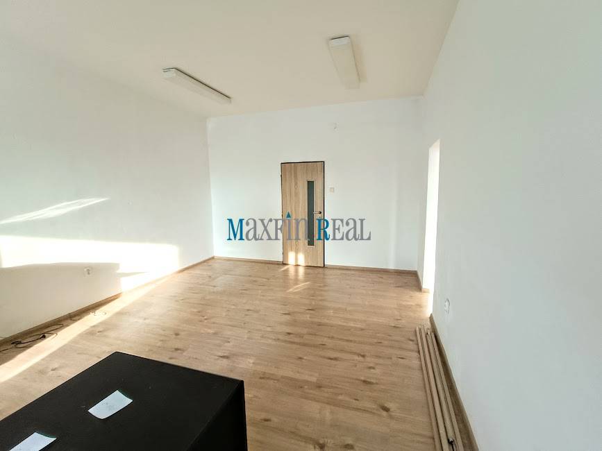 Kancelárie v polyfunkčnej budove s parkovaním - 4