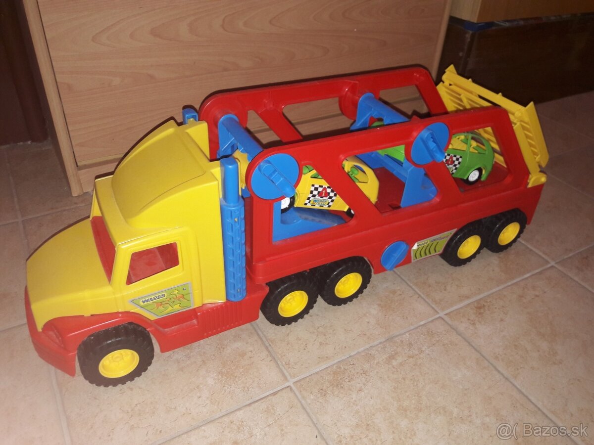 Veľký autoťahač s dvomi autíčkami. - 4