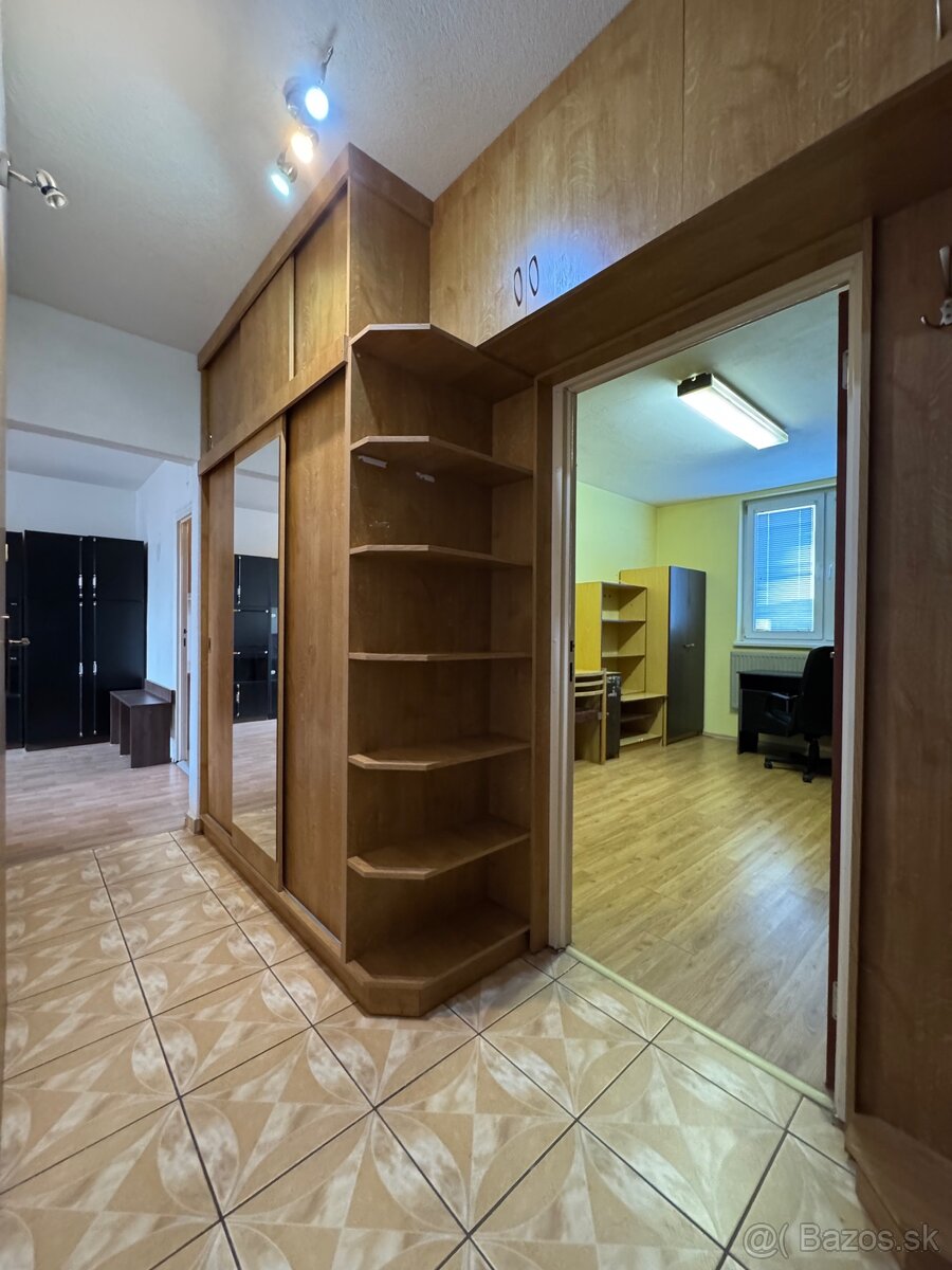 🏡 Na predaj 3-izbový byt - 4