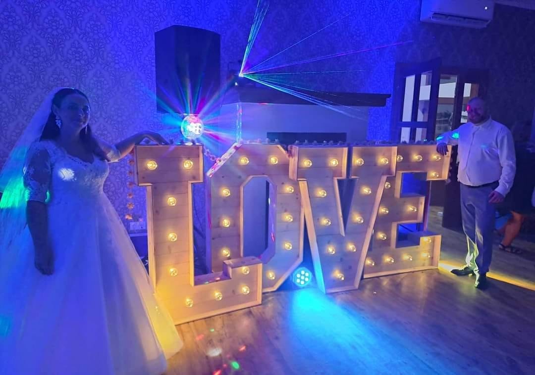 Veľký svetelný nápis LOVE na prenájom - 4