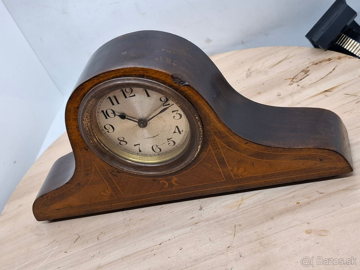Predám funkčné minikomodové hodiny z 20tych rokov Intarzovan - 4