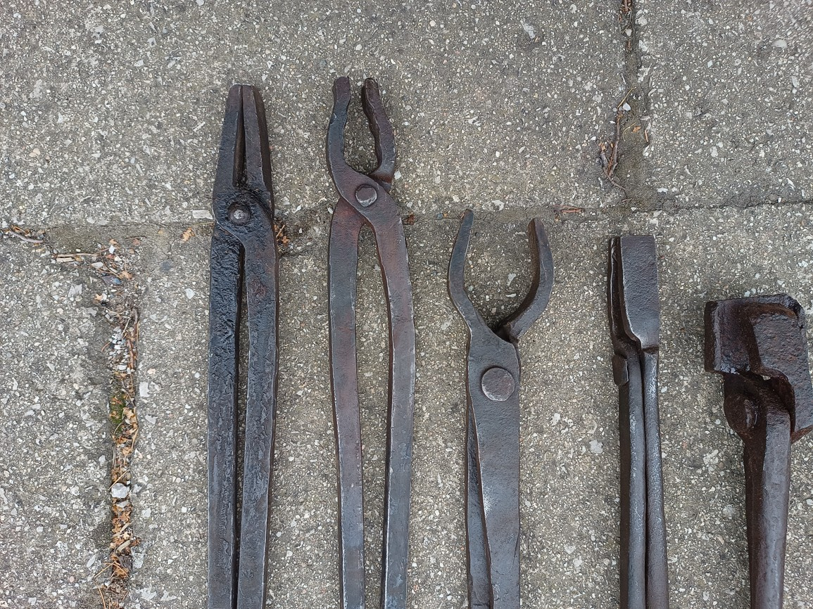 Kováčske kliešte ,náradie,kladiva ,sekera,nebožiec 21 - 4