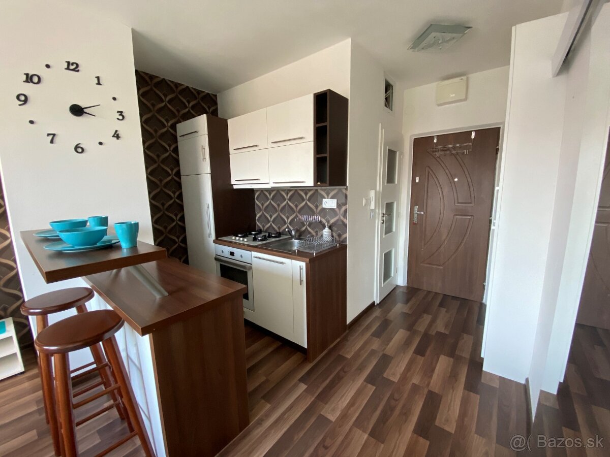 Komplet zariadený menší 2KK | lodžia | Vlčince | Berlínska 8 - 4