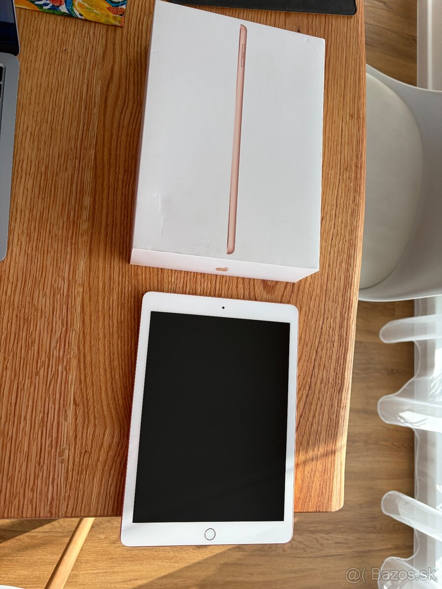 Apple iPad 6 rose gold - 4