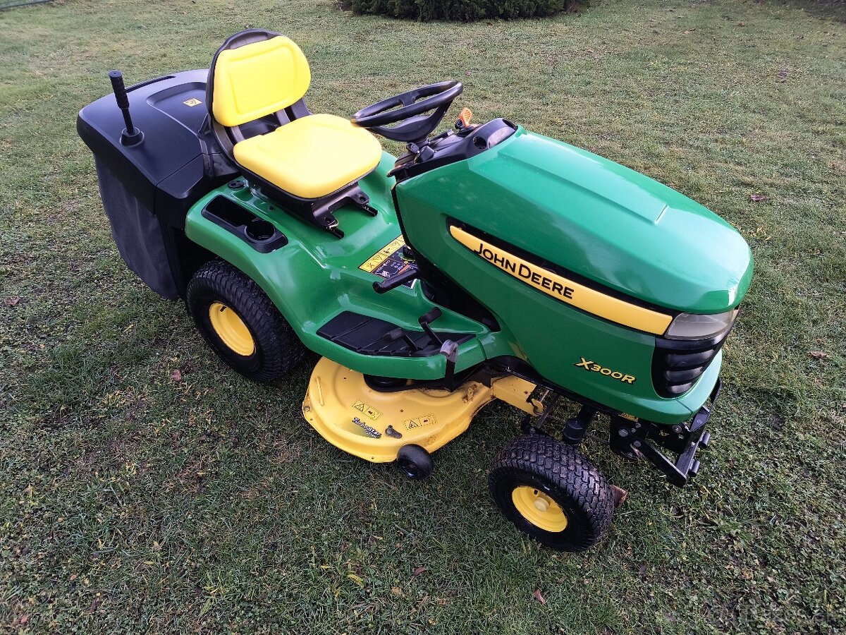 Zahradní traktor John Deere X300R - 4