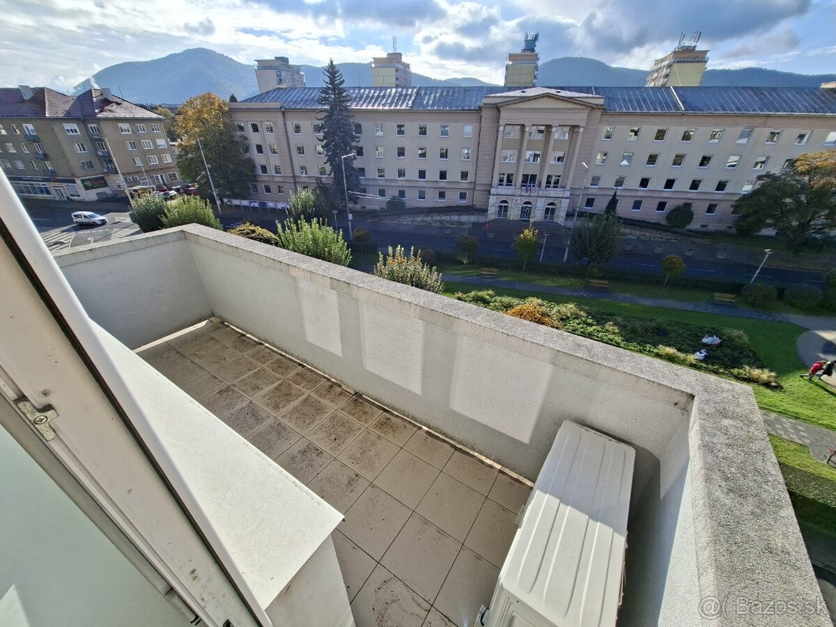 Priestranný 3+ izbový byt na Hornej ulici - 4