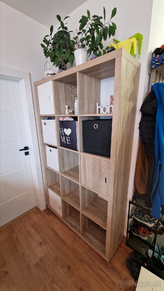 Drevený regál, vitrina - 4