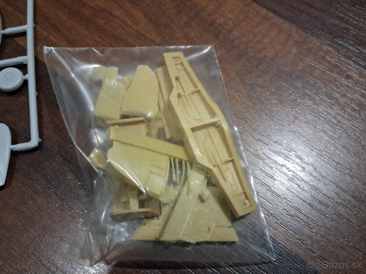 Predám plastikovy model P-51 H 1/48 - 4