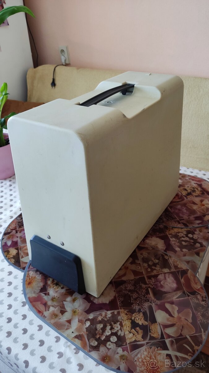 Kufrikovy šijací stroj Singer - 4