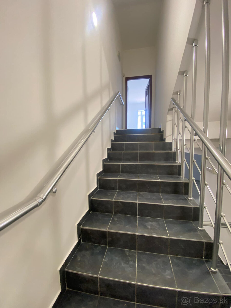 Na prenájom väčší obchodný priestor 230 m² v suteréne v širš - 4