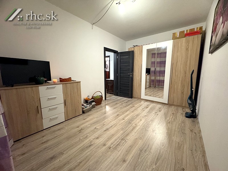 3 IZBÁK V CENTRE S PRESKLENÝM BALKÓNOM - HRNČ., STROPKOV - 4