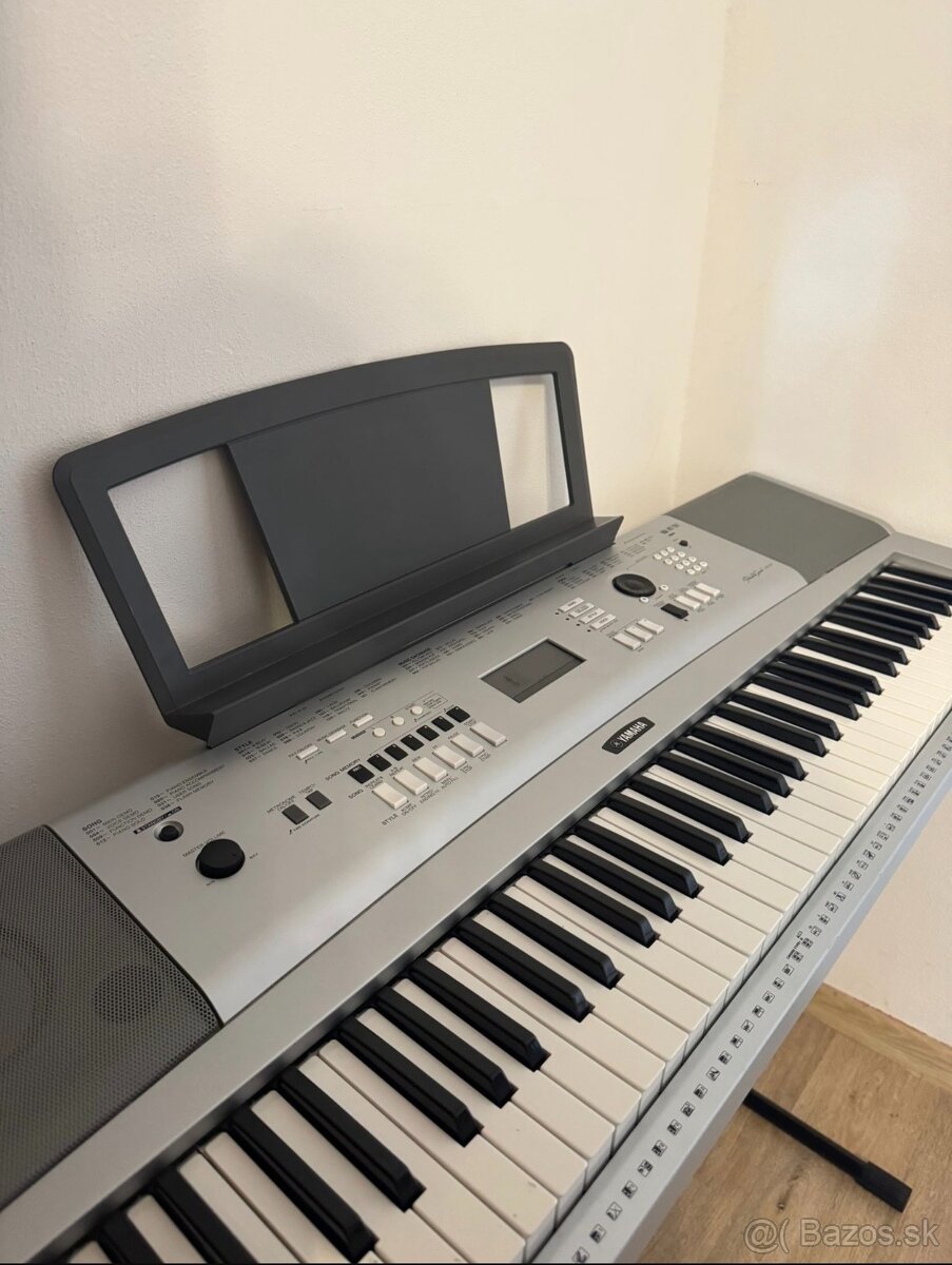YAMAHA DGX 230 - 4