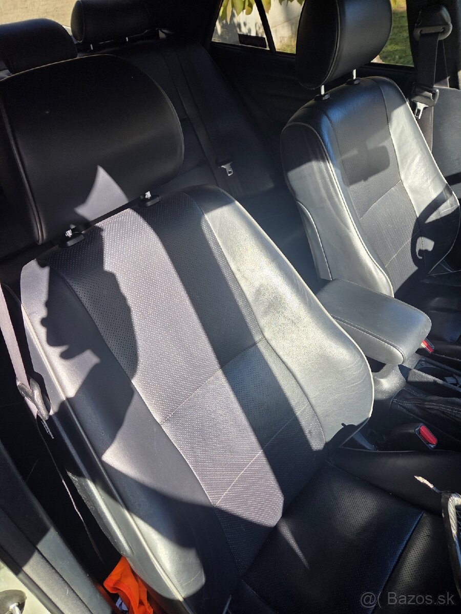 Čierny interiér Lexus is200 - 4