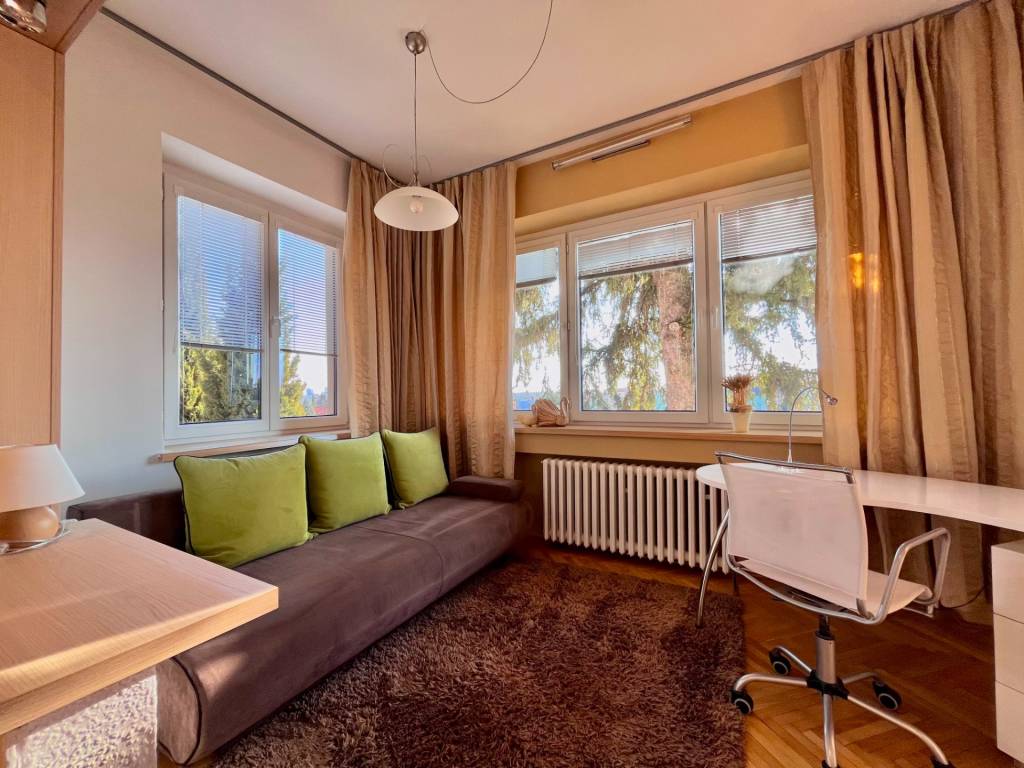 Štýlový 4-izbový byt na prenájom v rodinnom dome, Staré Mest - 4