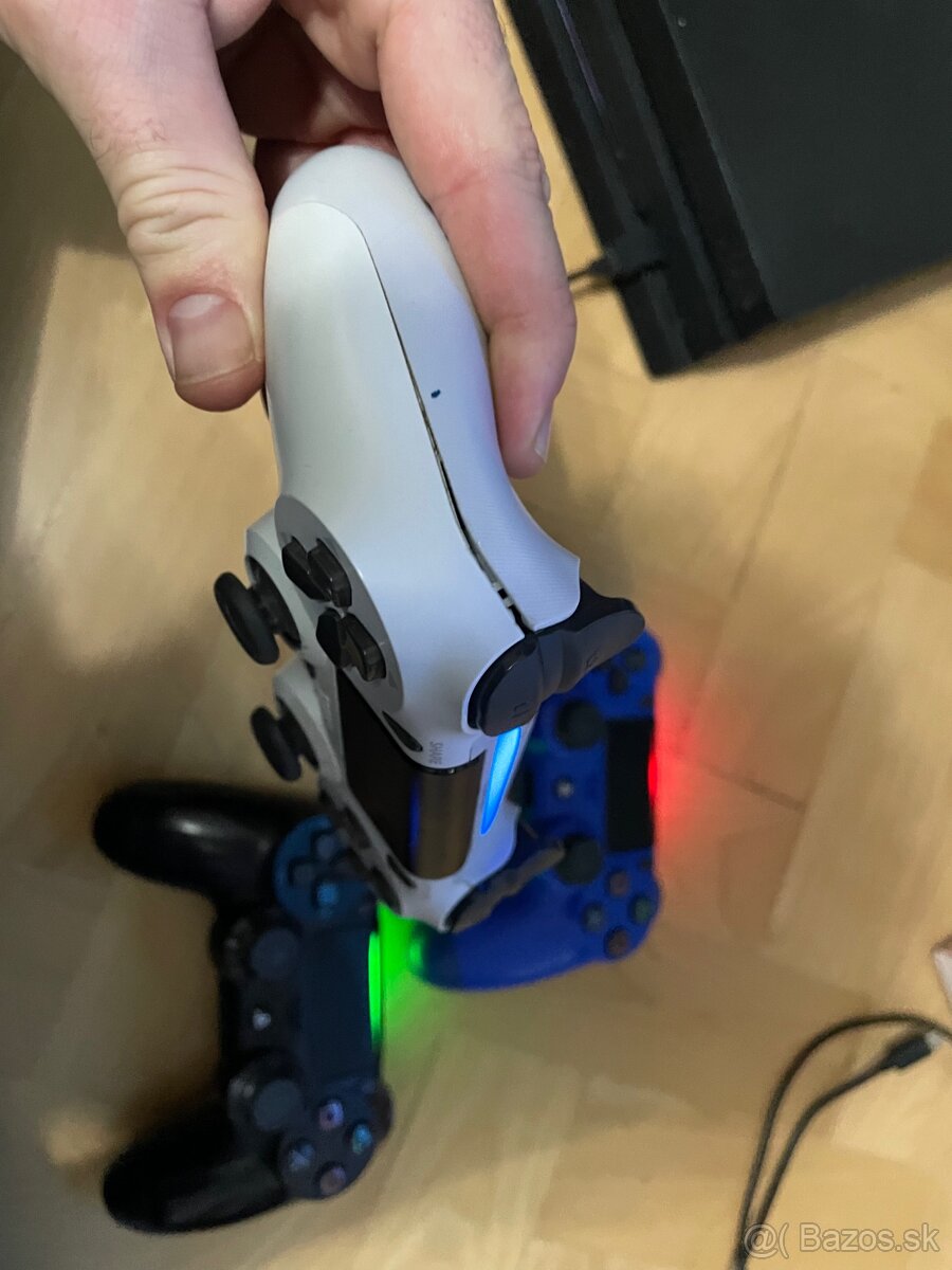 PS4 Pro 1TB + 3 DualShock ovládače + nabíjací stojan + Hry - 4