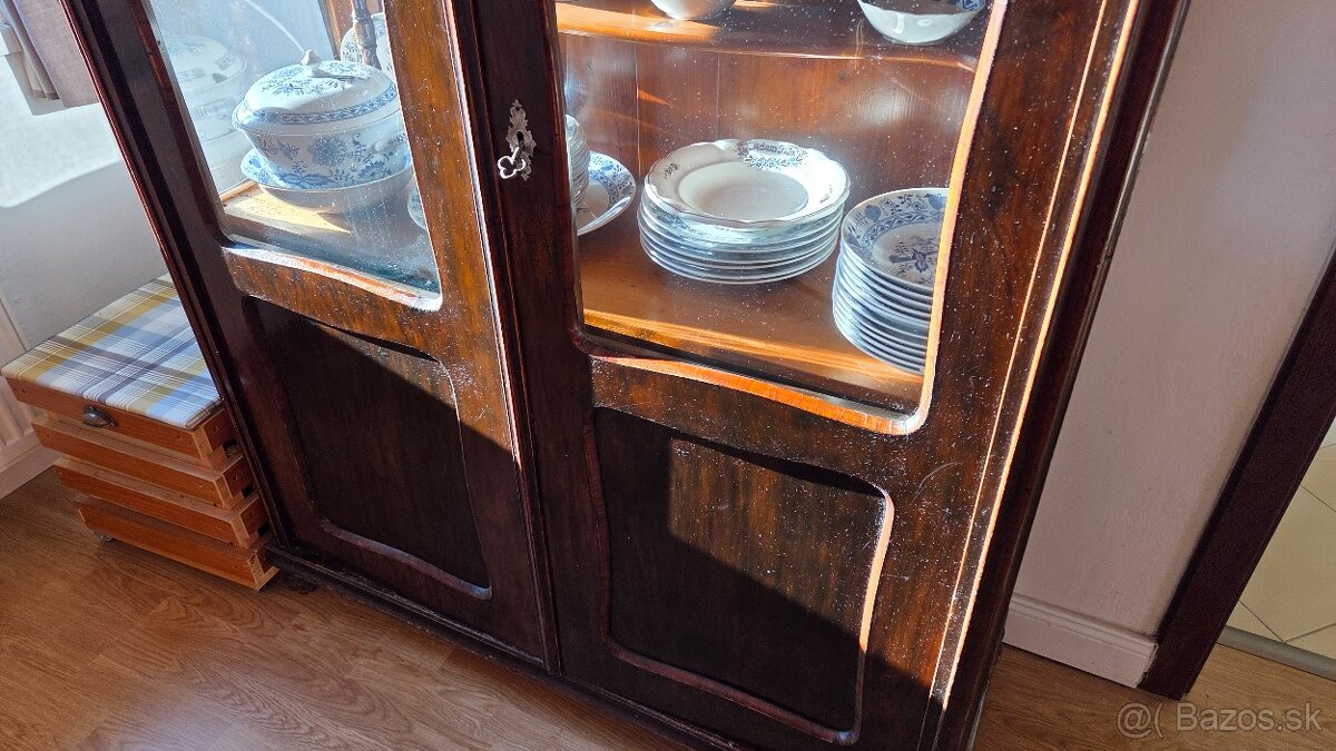 strožitná vitrína - 4