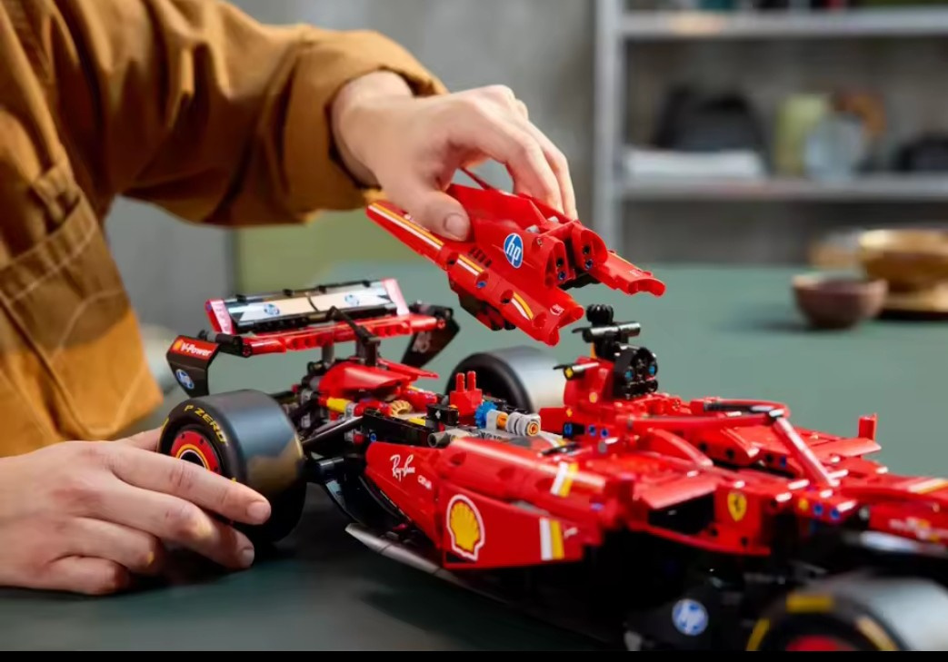 Stavebnice vozu Ferrari SF 24 - 4