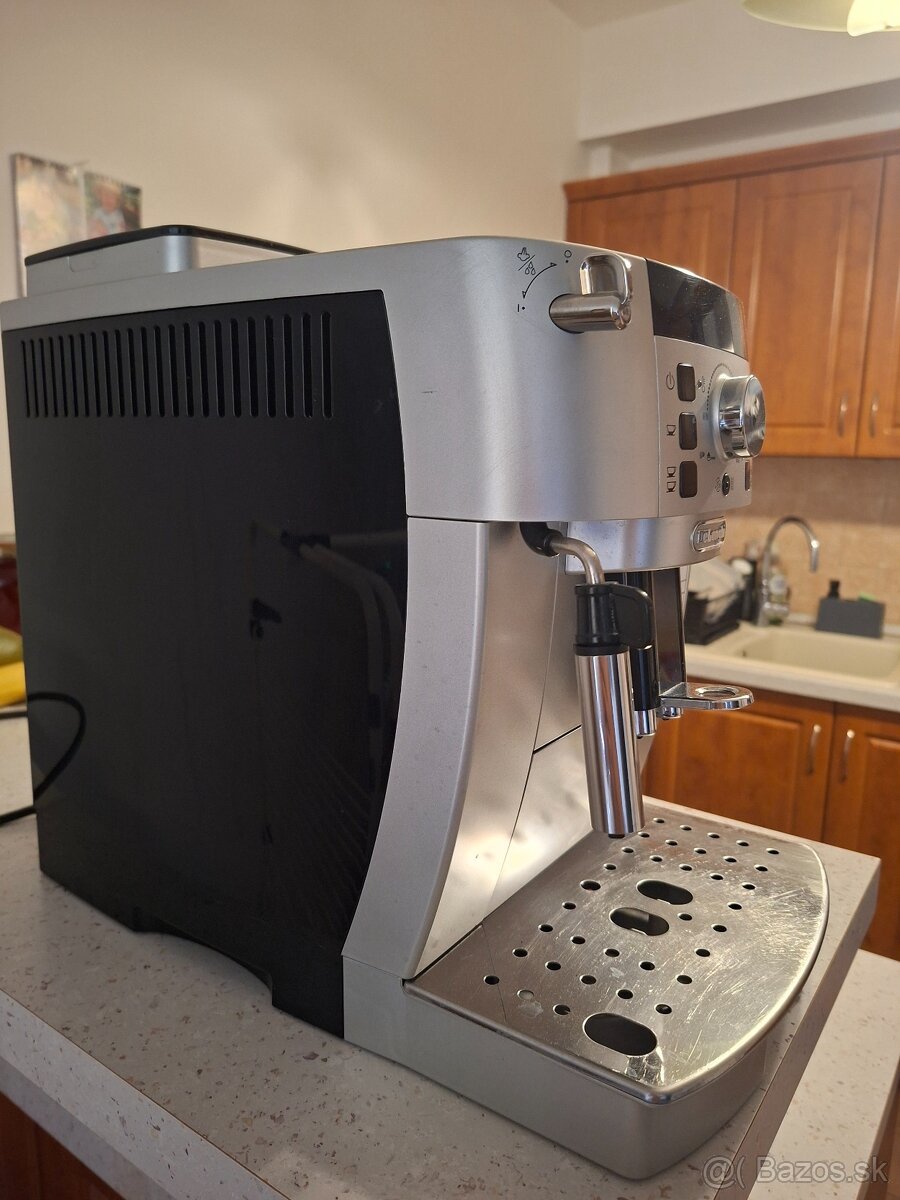Predám kávovar Delonghi Magnifica S - 4