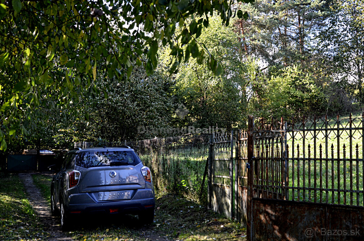 Stavebný, oplotený a slnečný pozemok s vinicou - obec Janík - 4