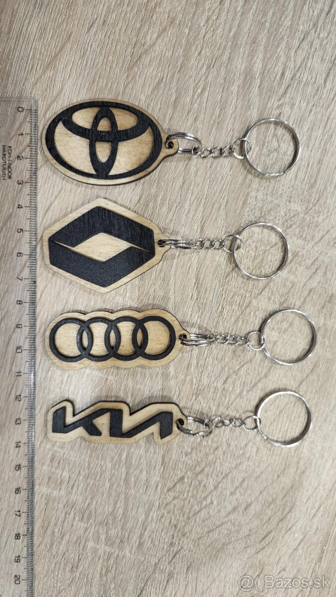 Drevené kľúčenky so značkami aut - 4