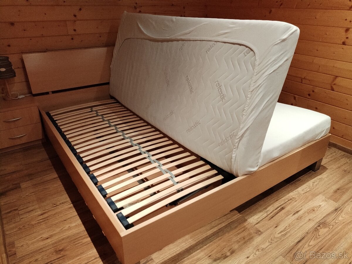 Predám drevenú manželskú posteľ s matracmi - 4
