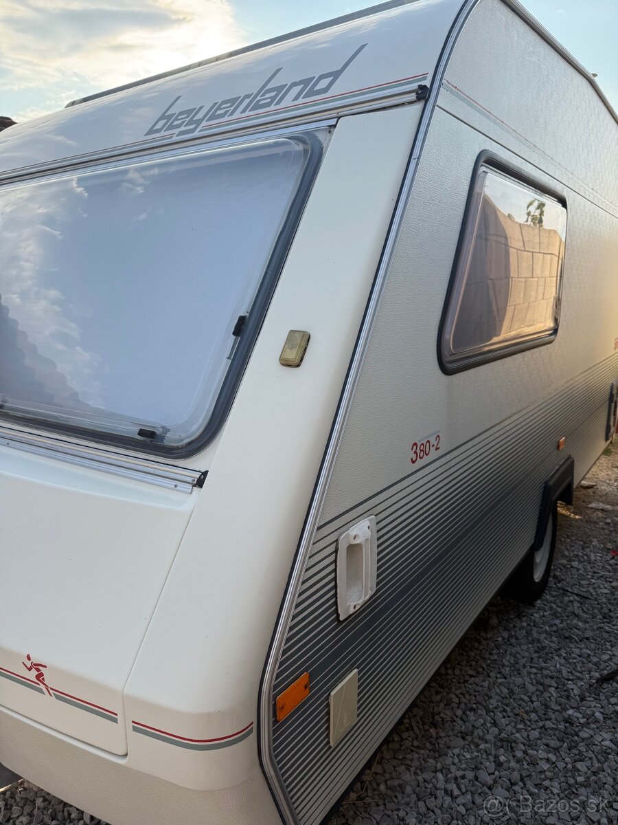 Karavan Beyerland 2038 + predstan + solárny panel - 4