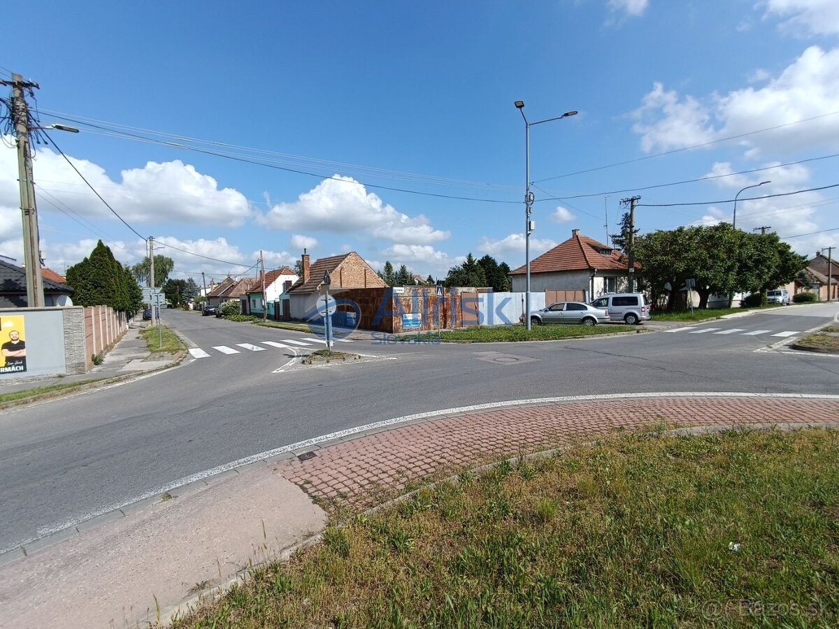 Stavebný pozemok v obľúbenej časti mesta - s domom na zbúran - 4