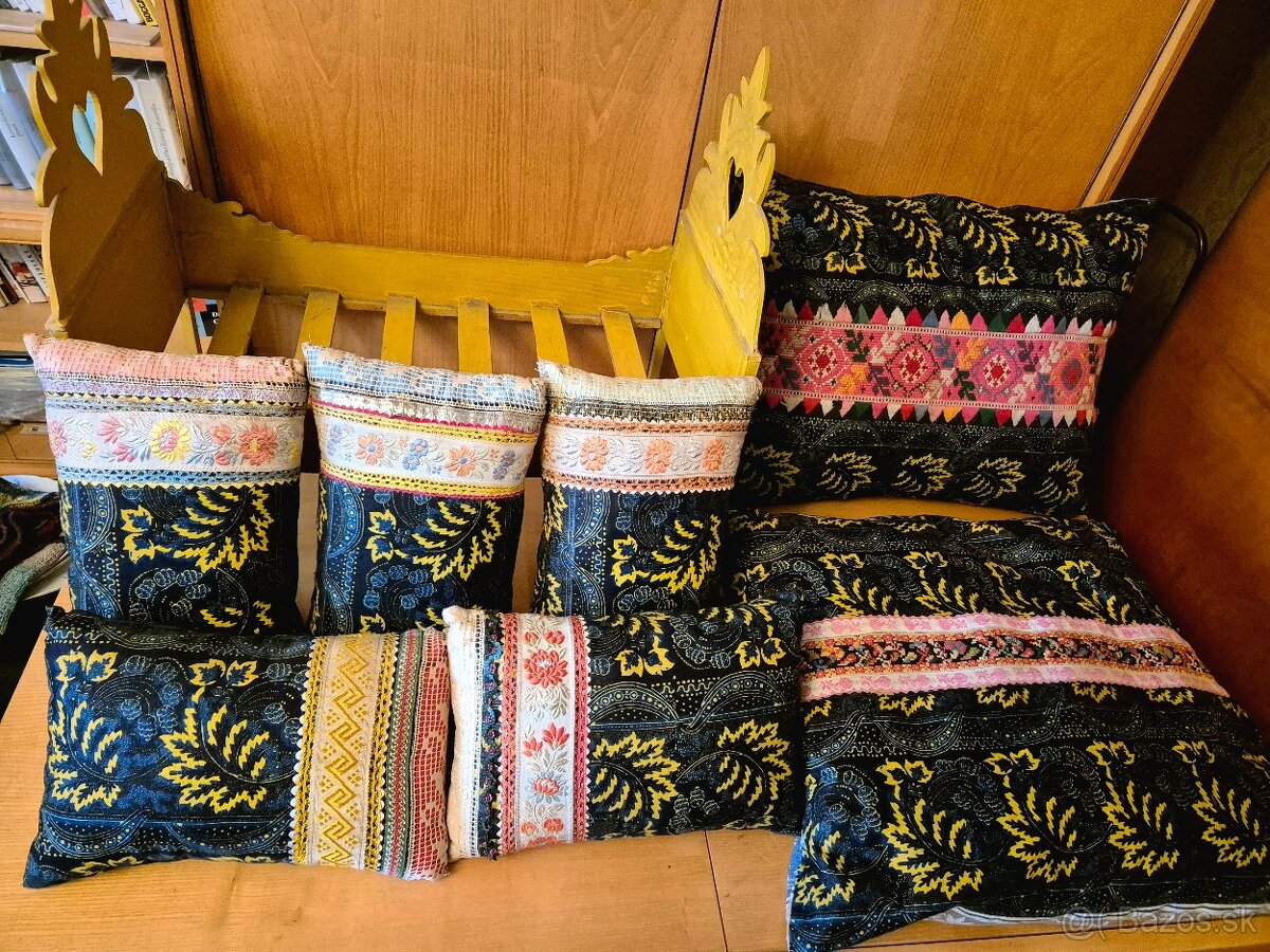 Predám veľkú postielku z vyšívanými vankúšmi - 4