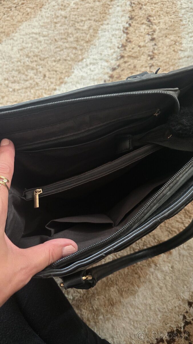 Kabelka značky Guess - 4