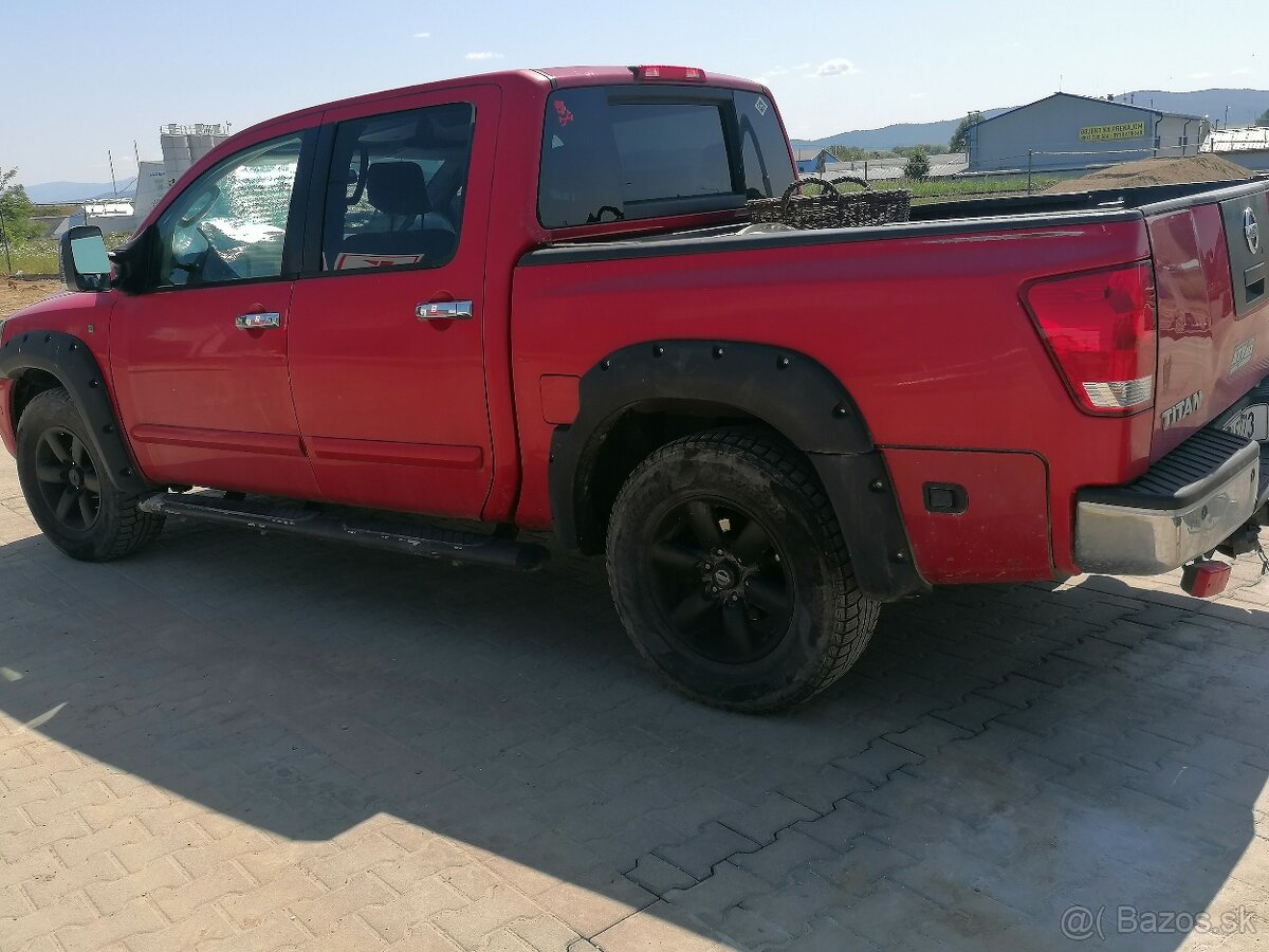 NISSAN TITAN V8
