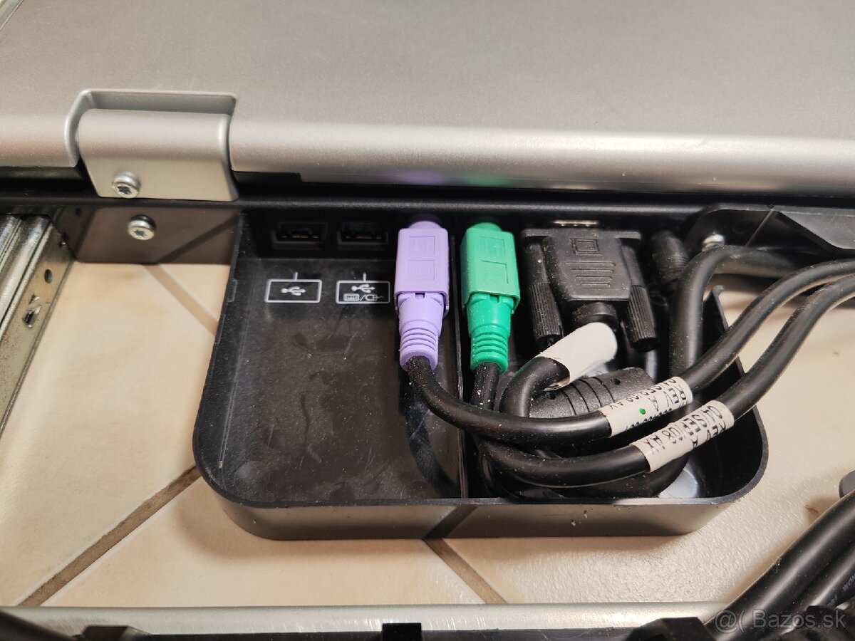 Predám HP TFT7600 + 16p switch - 4