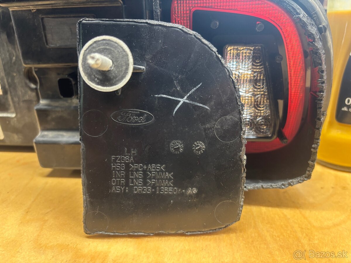 Predam zadné svetlo na Ford Mustang - 4
