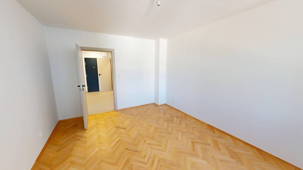 Predáme Dvojizbový byt s 2 balkónmi v centre Dubnice. - 4